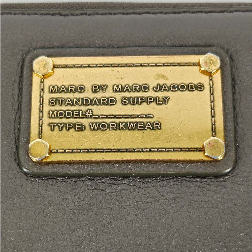 MARC BY MARC JACOBS ZIPPER BI-FOLD DARK BROWN 4" x 8" WALLET – 100% COW LEATHER - Picture 3 of 16